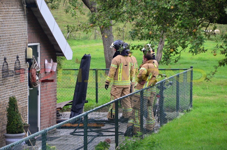 Brandweer blust in brand staande houten schuurtje Barendrecht 112