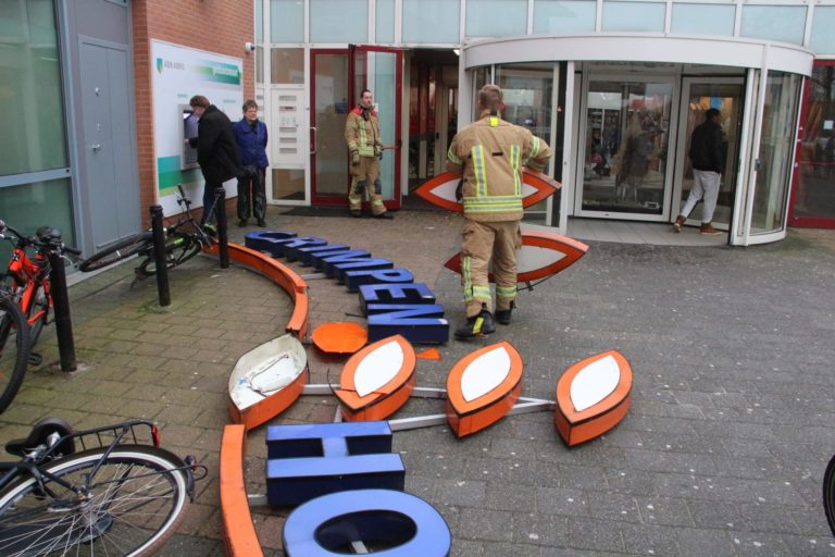 Reclamebord winkelcentrum Crimpenhof omgevallen Raadhuisplein Krimpen aan den IJssel 112Rijnmond
