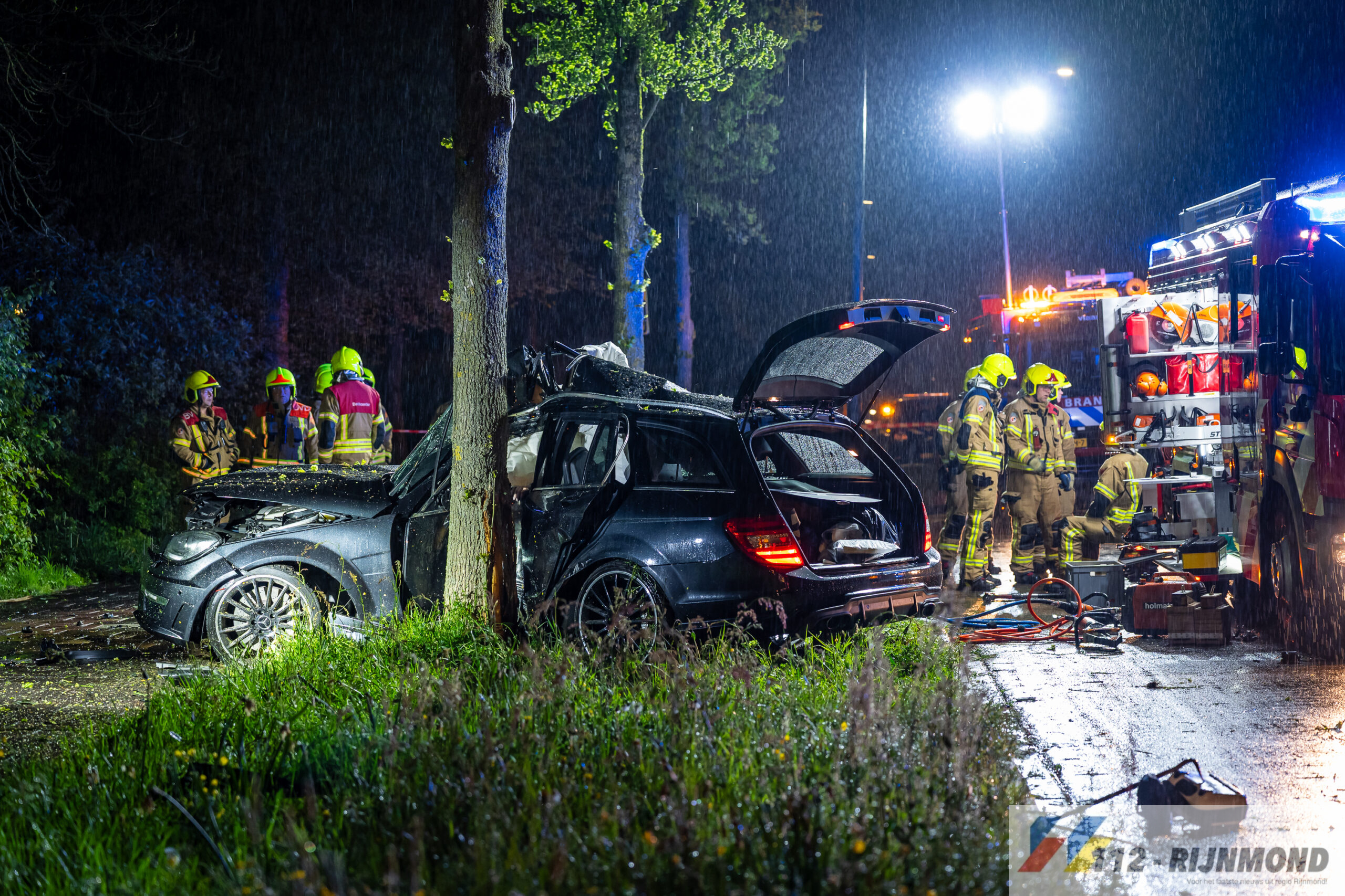 Automobilist overleden na botsing met boom